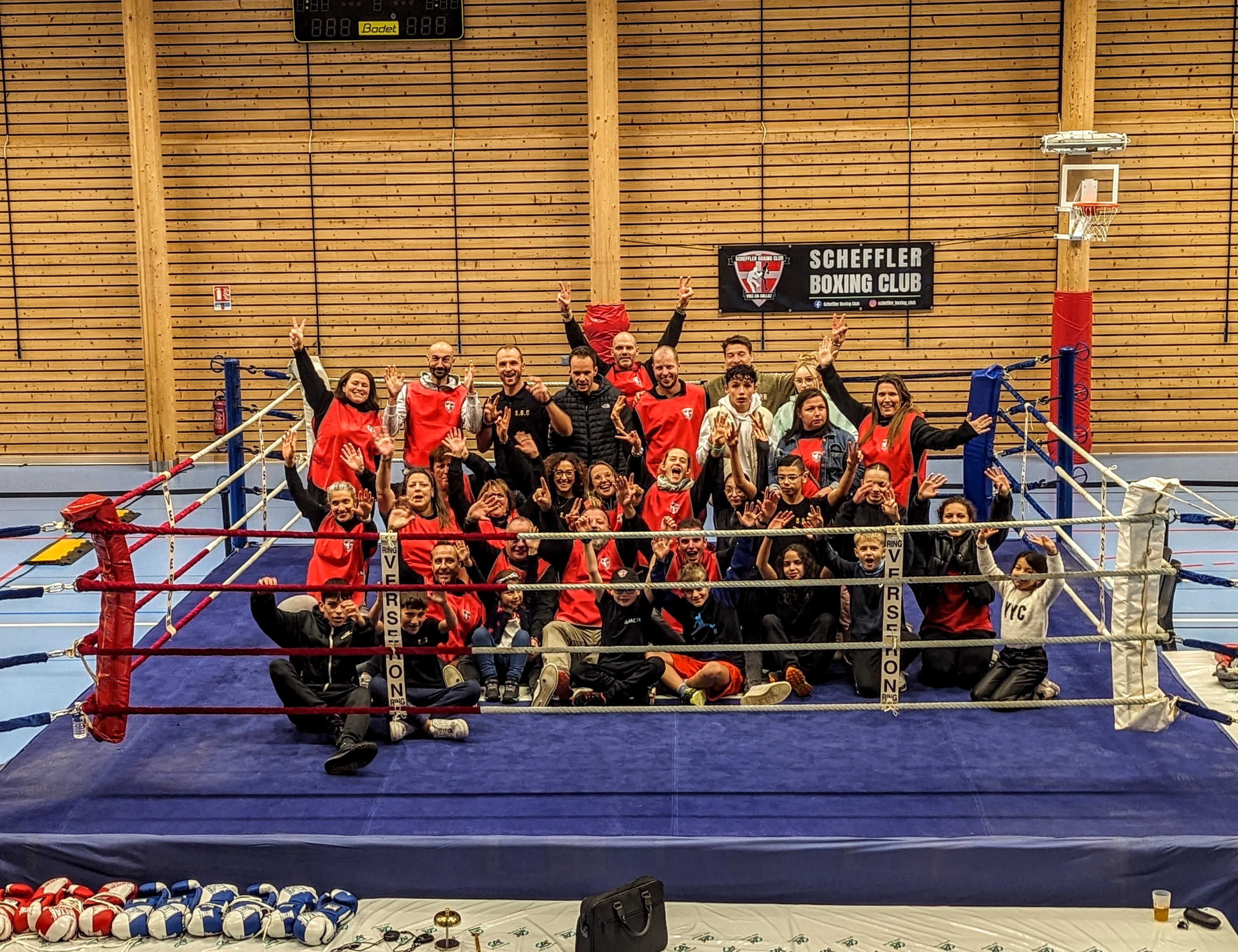 Groupe de bénévoles autour du ring